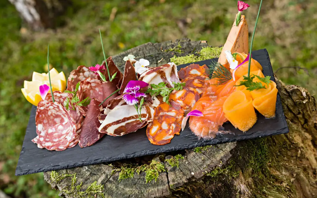 Plateau gourmand avec fromages et charcuteries d’Auvergne