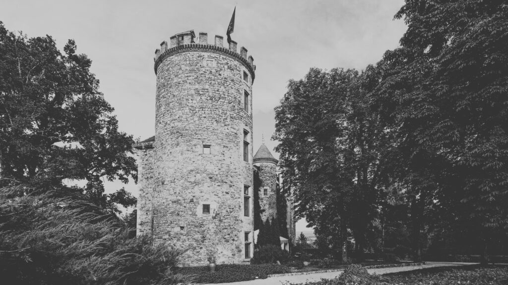 Vue latérale du château de Codignat en noir et blanc