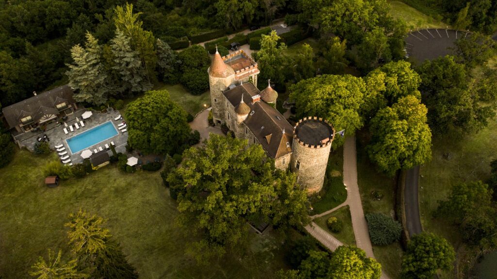 Vue aérienne du Château de Codignat avec jardin et piscine