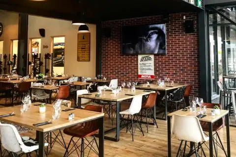 Table à manger au restaurant Le Daf