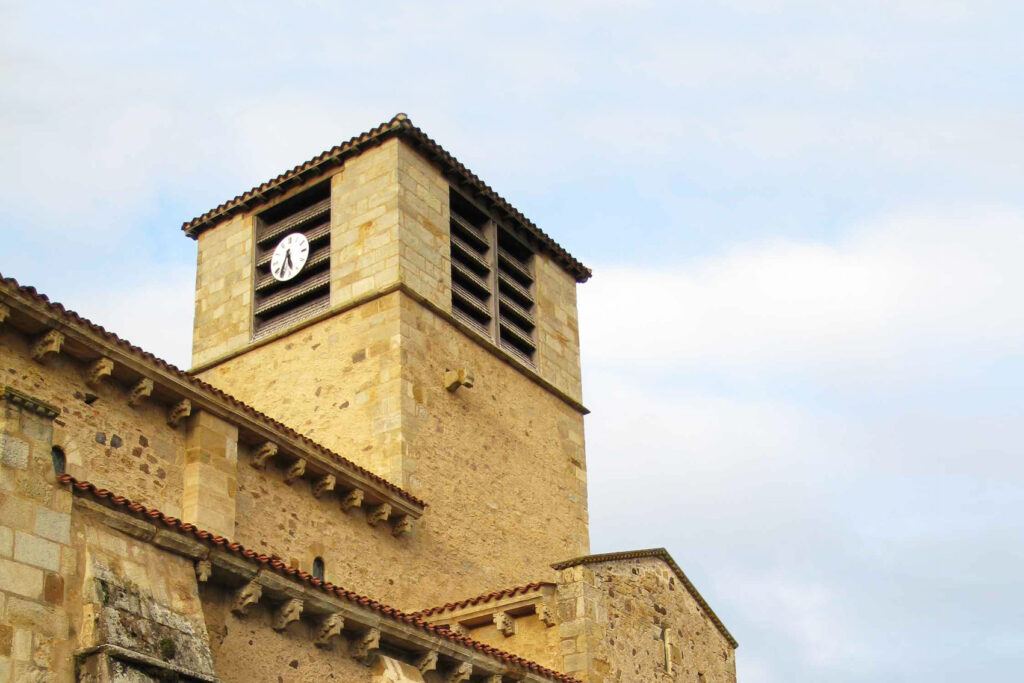 Clocher en pierre d’une église romane en Auvergne avec horlo