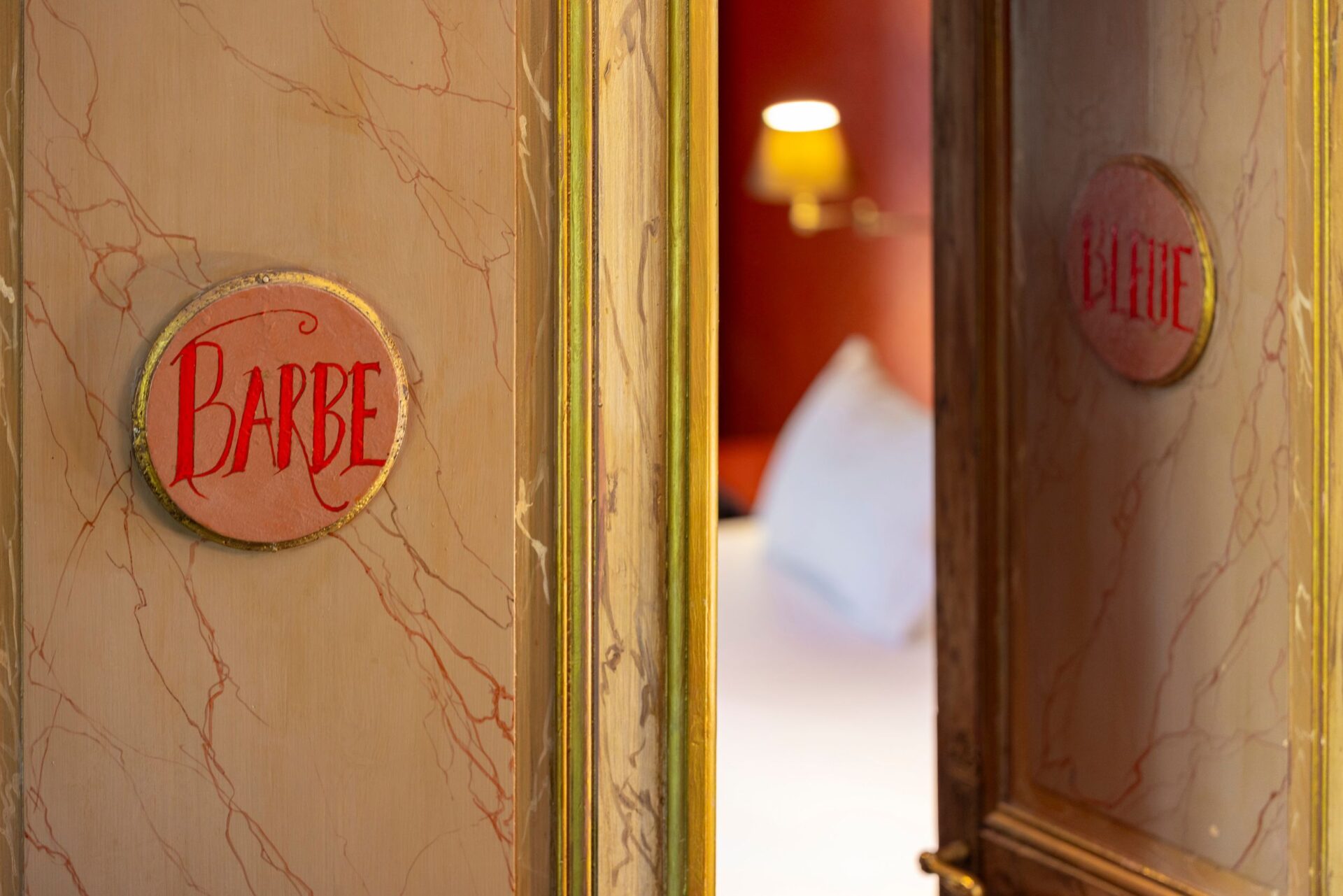 Porte avec décoration dans la chambre Barbe Bleue