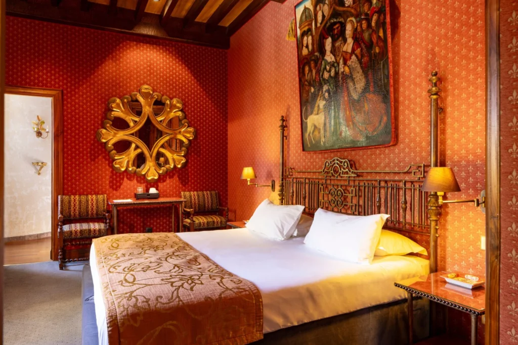 Lit avec peinture accrochée au mur et autres belles décorations