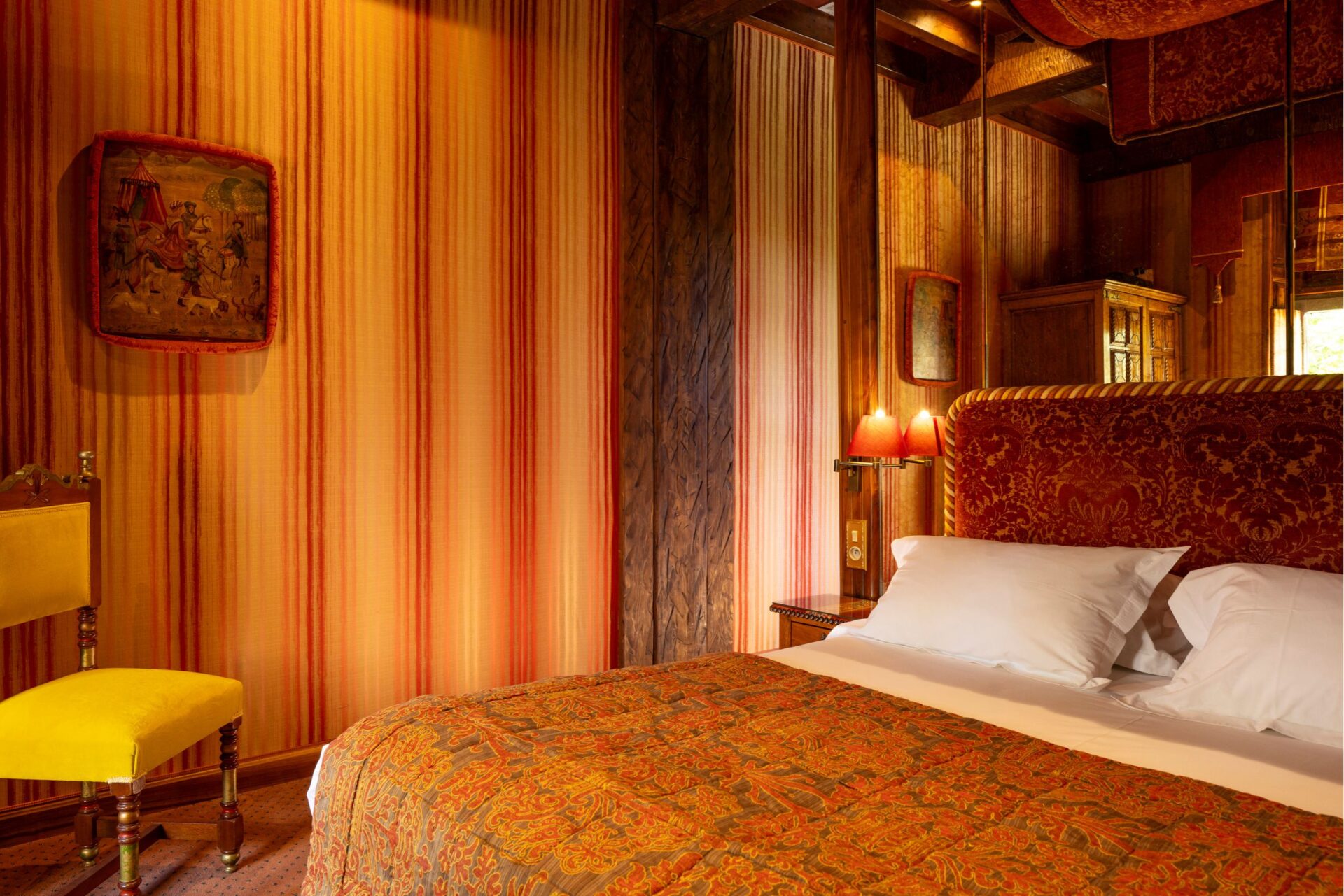 Lit avec mur en miroir à l’arrière