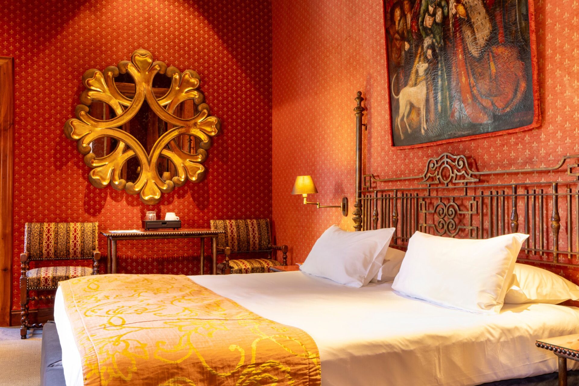 Lit avec peinture accrochée au mur et autres belles décorations