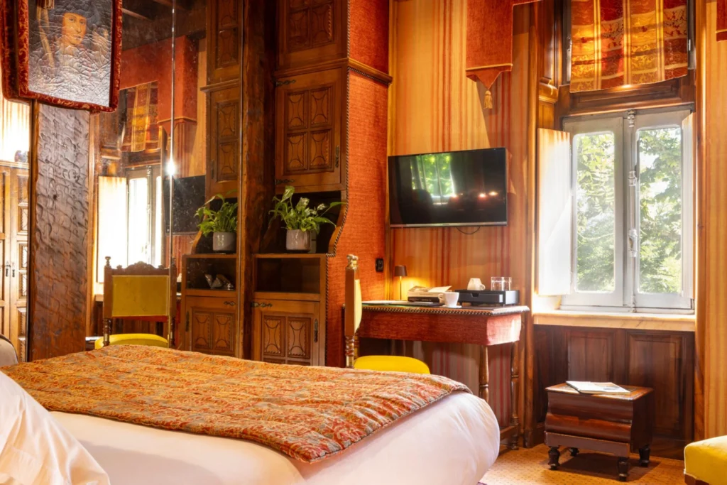 Table, télévision et fenêtre dans la chambre Jacques Cœur