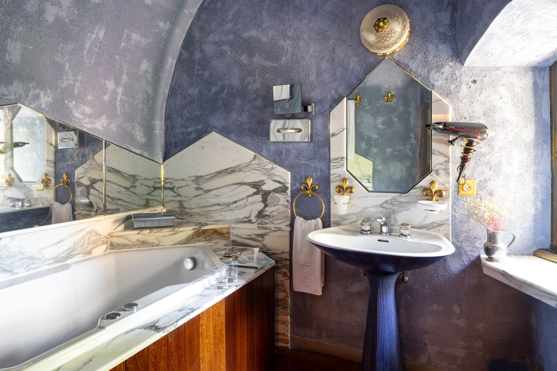 Salle de bain avec baignoire aux tons bleus et marbre