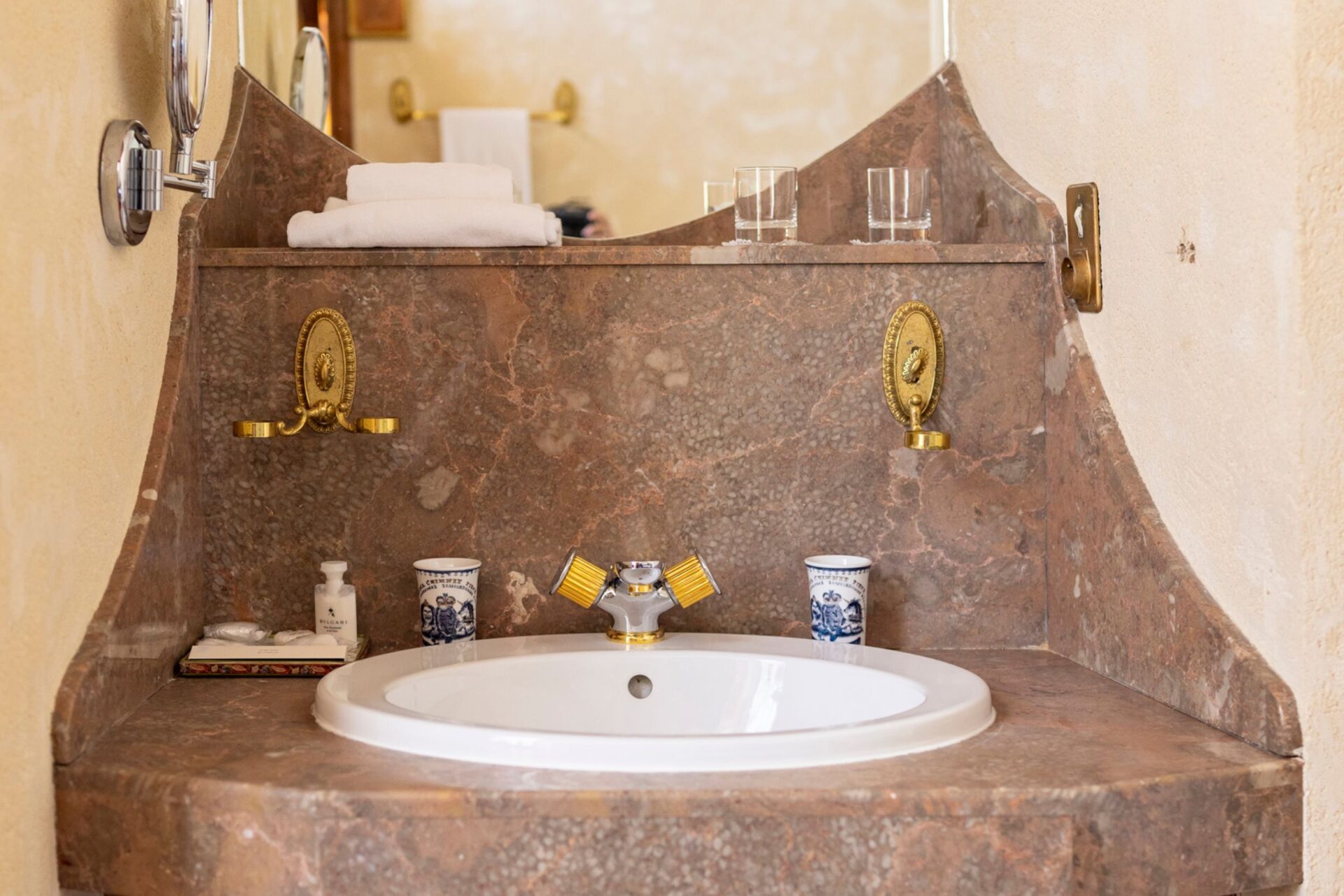 Lavabo avec décoration unique ornée de marbre
