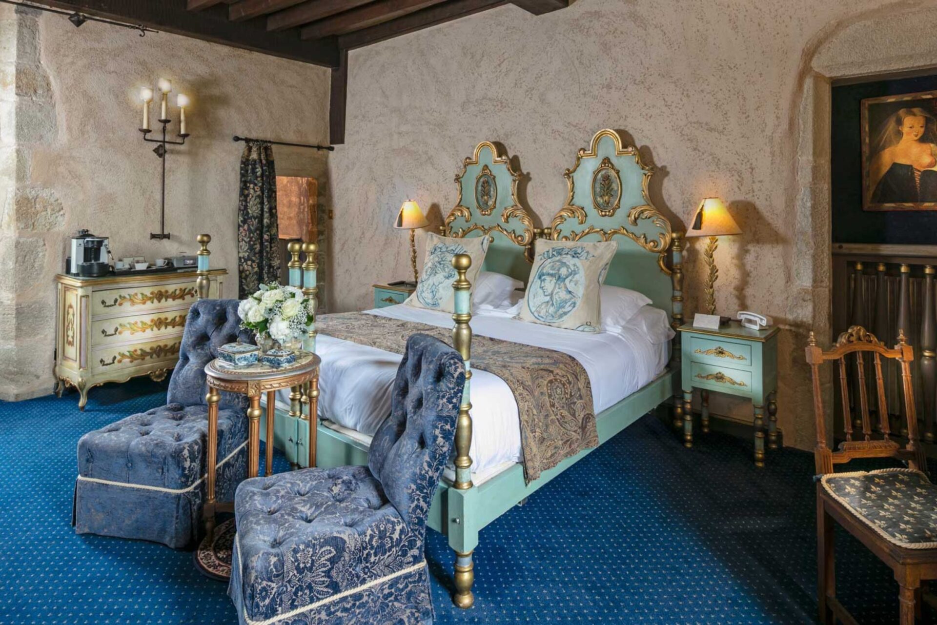 Vue large de la chambre Agnès Sorel montrant toute la décoration