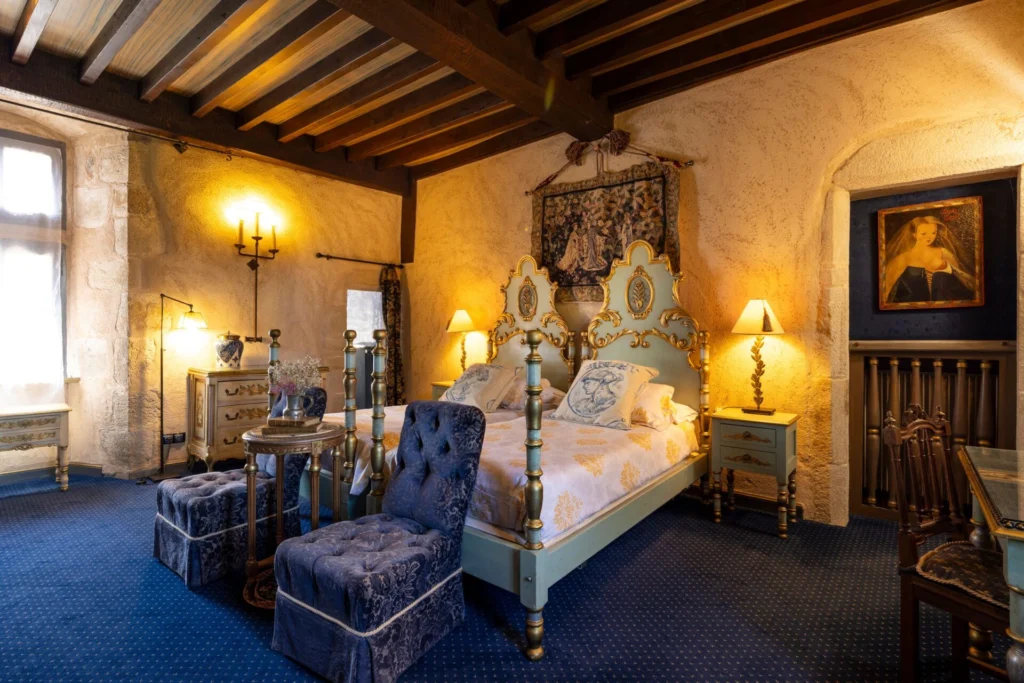 Lit avec lumière chaude provenant d’une lampe, créant une ambiance chaleureuse dans la chambre