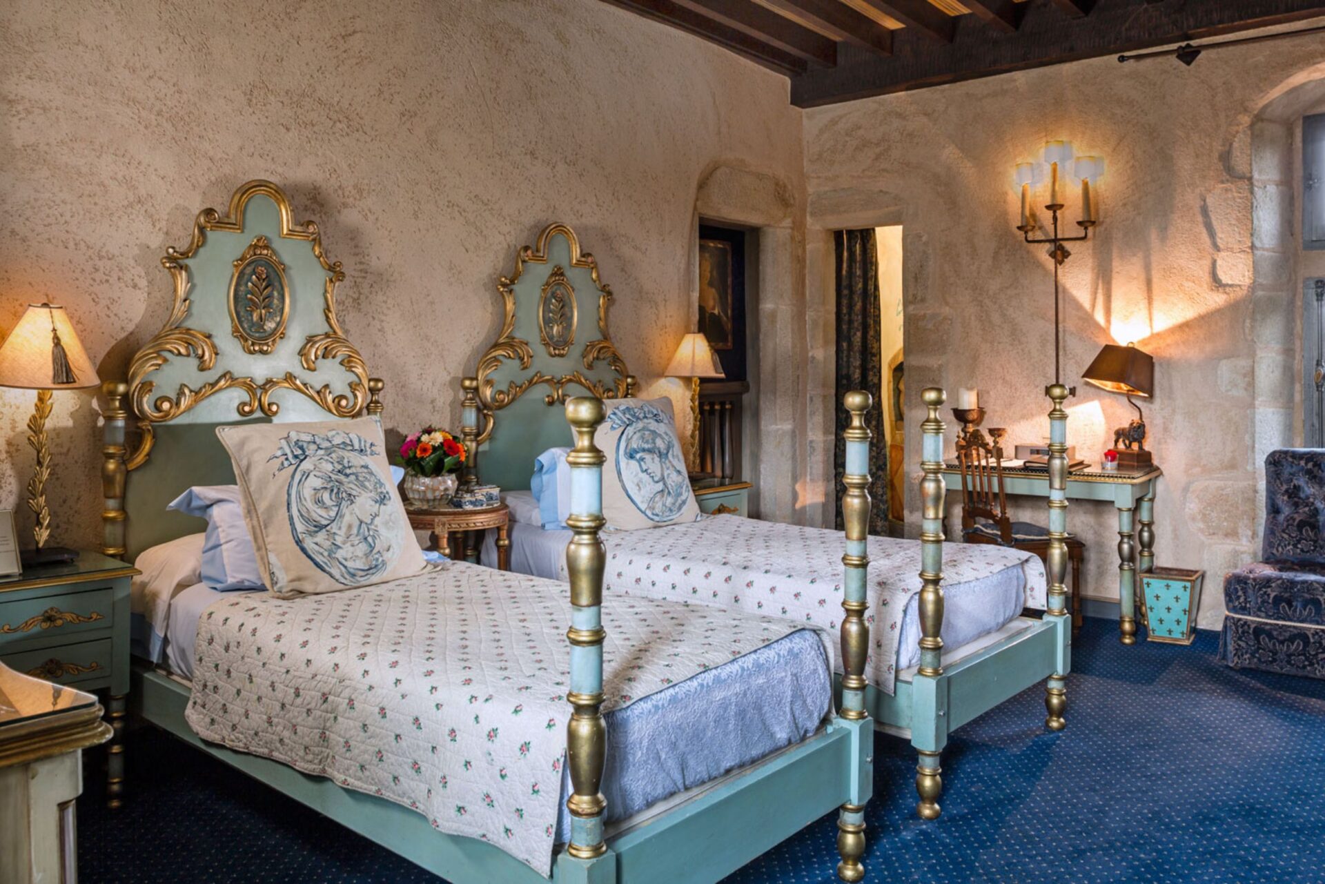Vue large de la chambre Agnès Sorel montrant toute la décoration