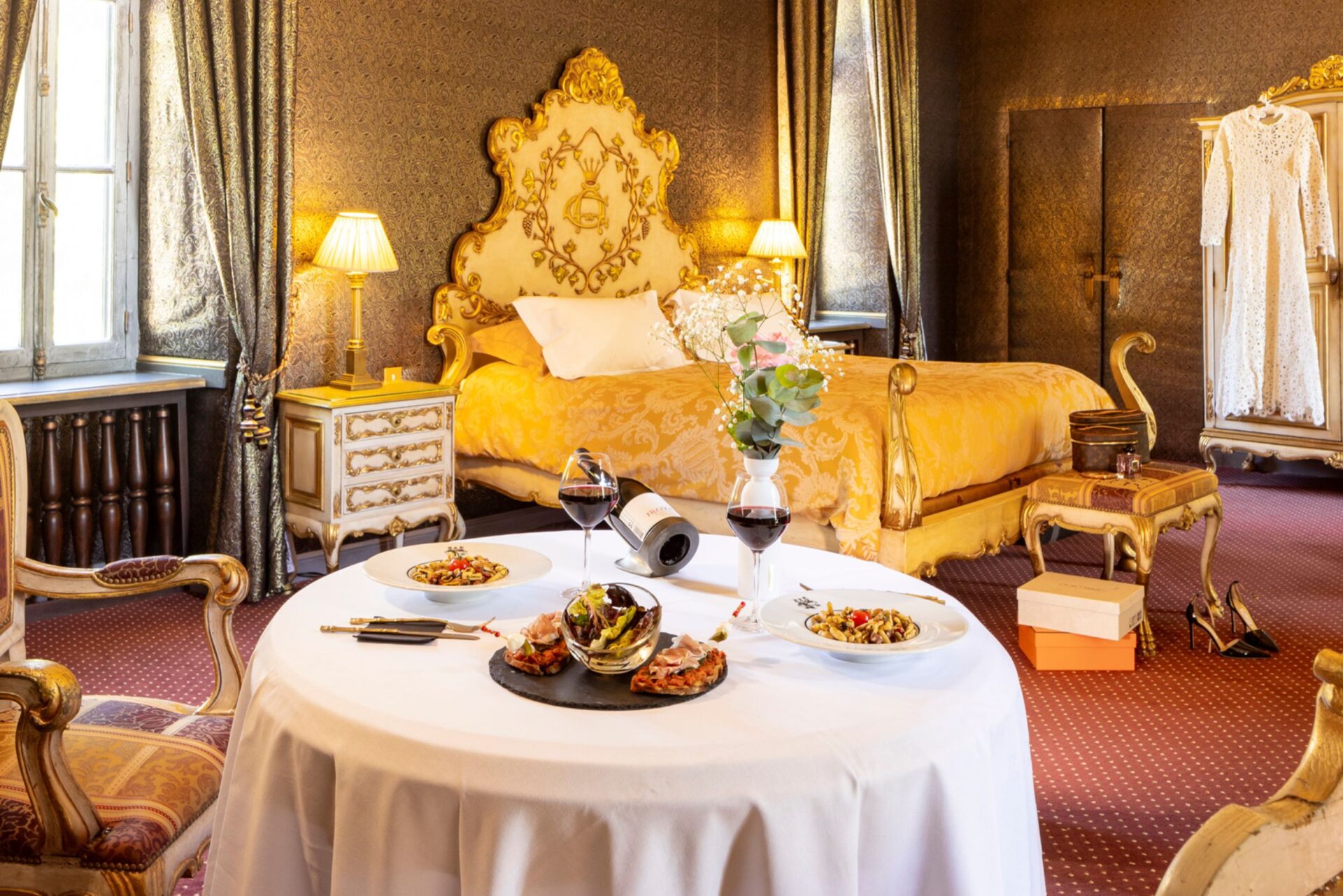 Table avec nourriture et vin, avec lit et décoration