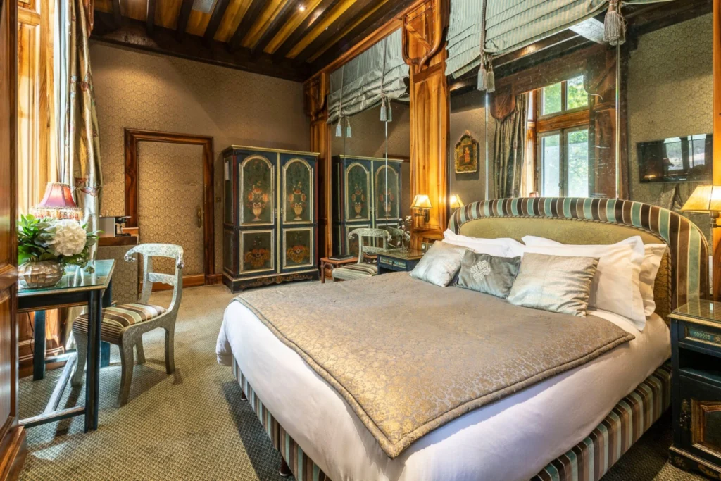 Vue large de la chambre Anne de Beaujeu montrant la table, le lit et toutes les décorations