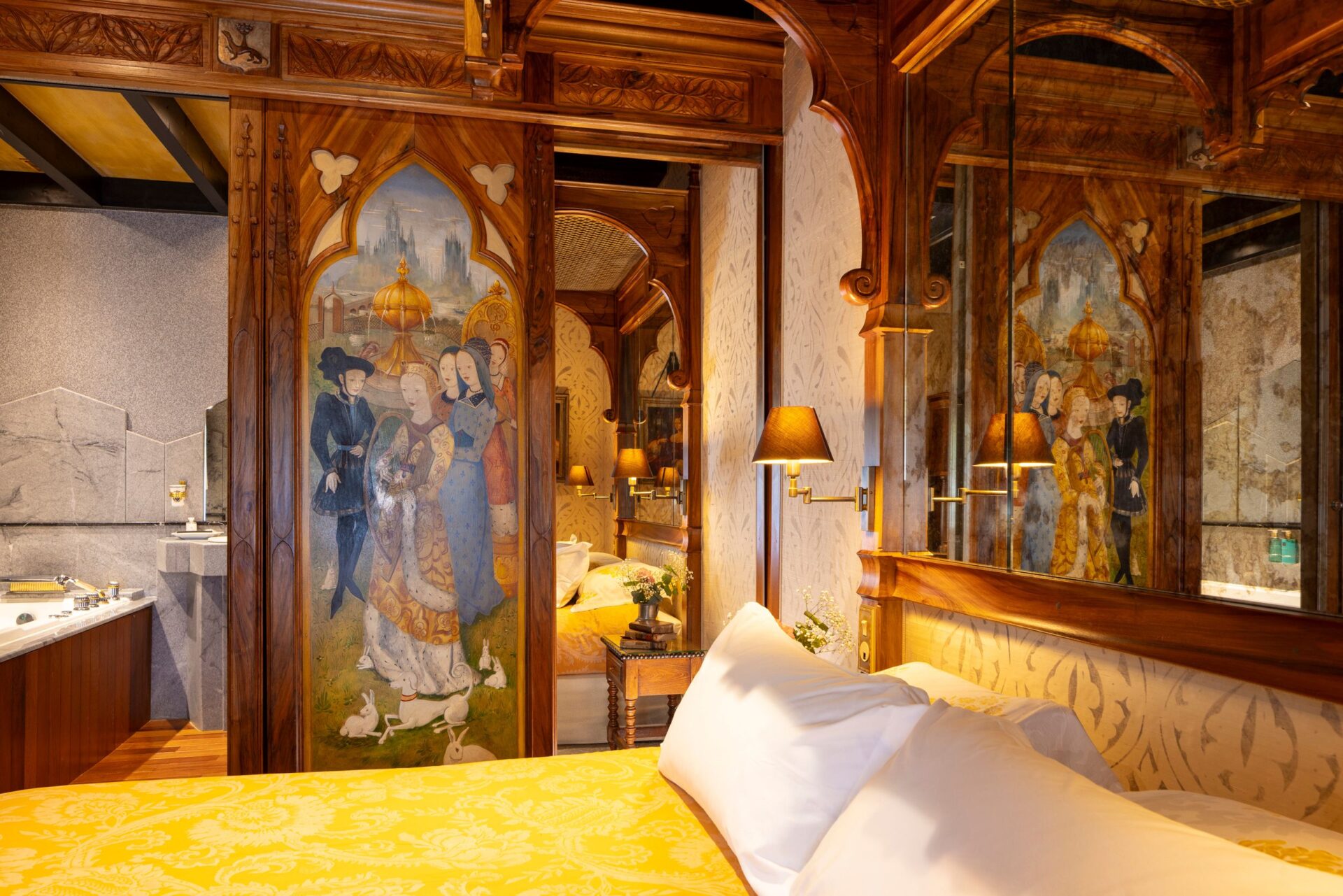 Chambre avec accès à la salle de bain, décorée avec goût