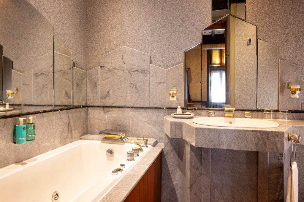 Baignoire et lavabo décorés en marbre