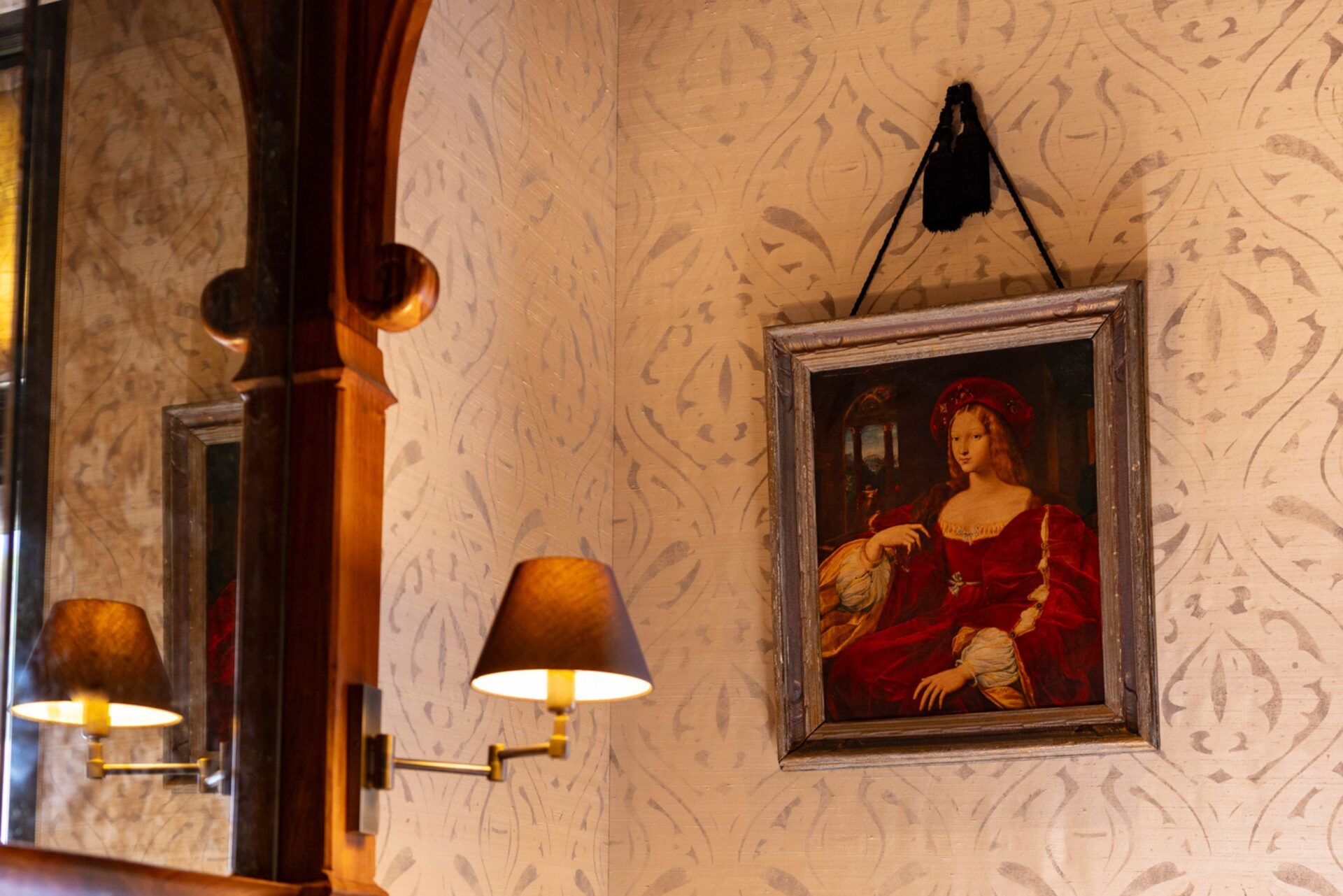 Portrait accroché au mur dans la chambre Anne de Bretagne