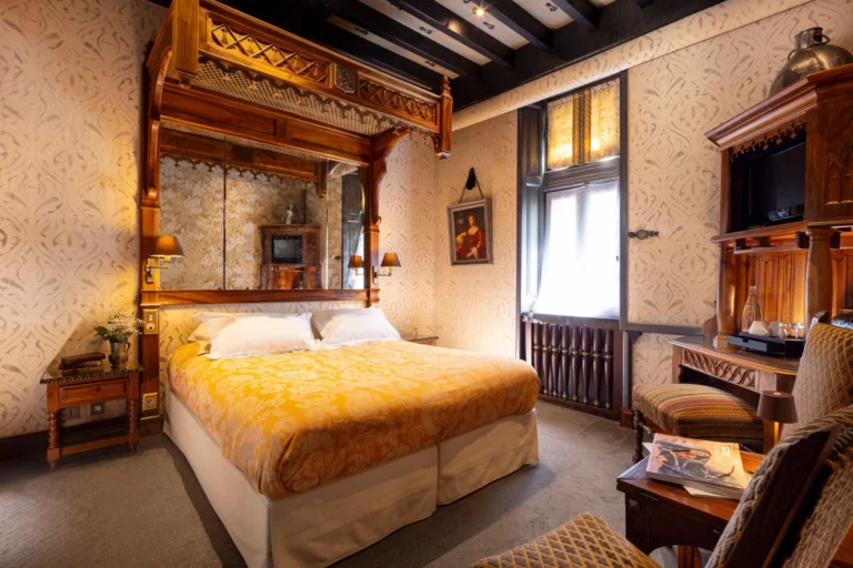 Vue large de la chambre Deluxe inspirée d’Anne de Bretagne, alliant confort raffiné et élégance intimiste.