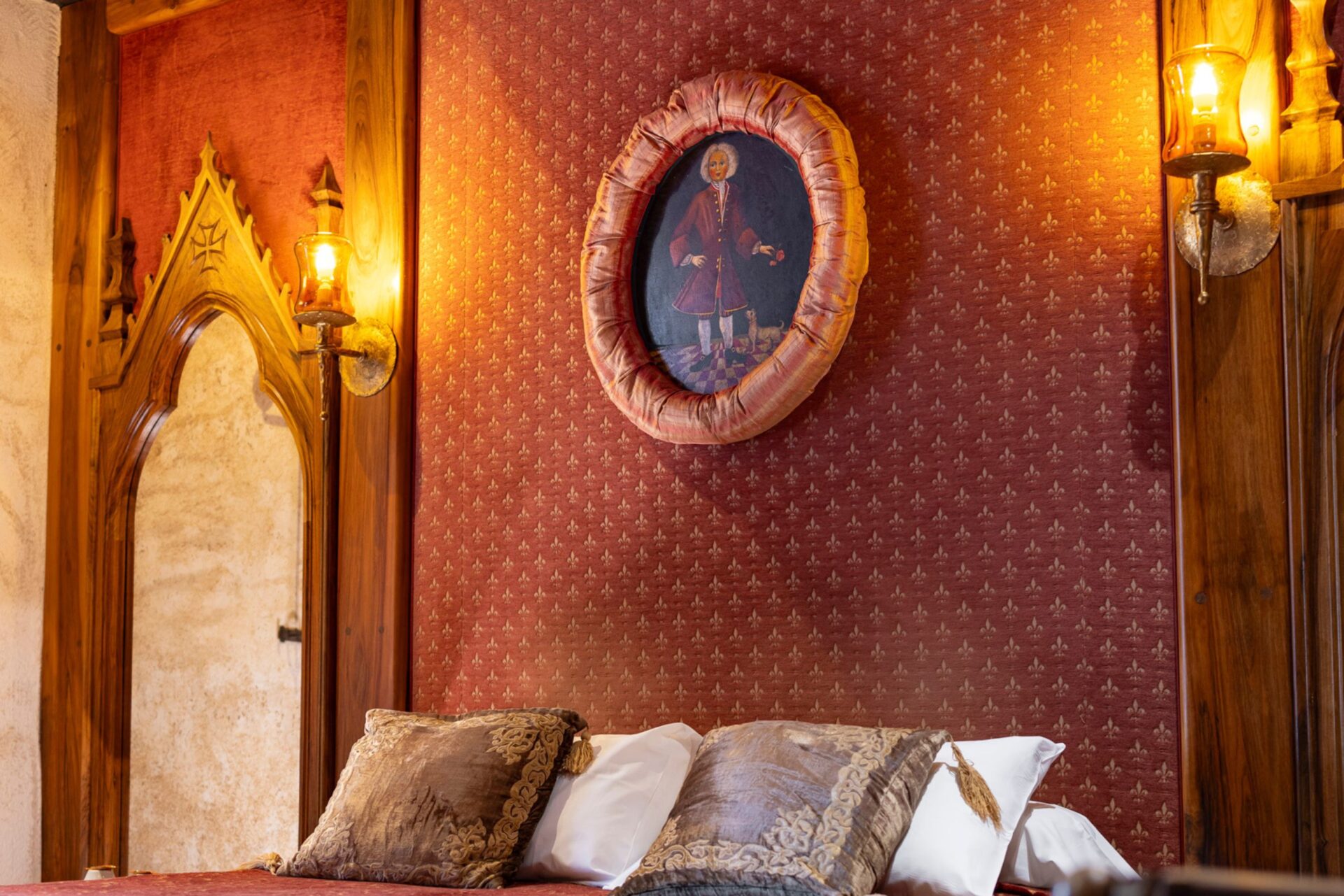 Peinture accrochée au mur avec cadre rouge
