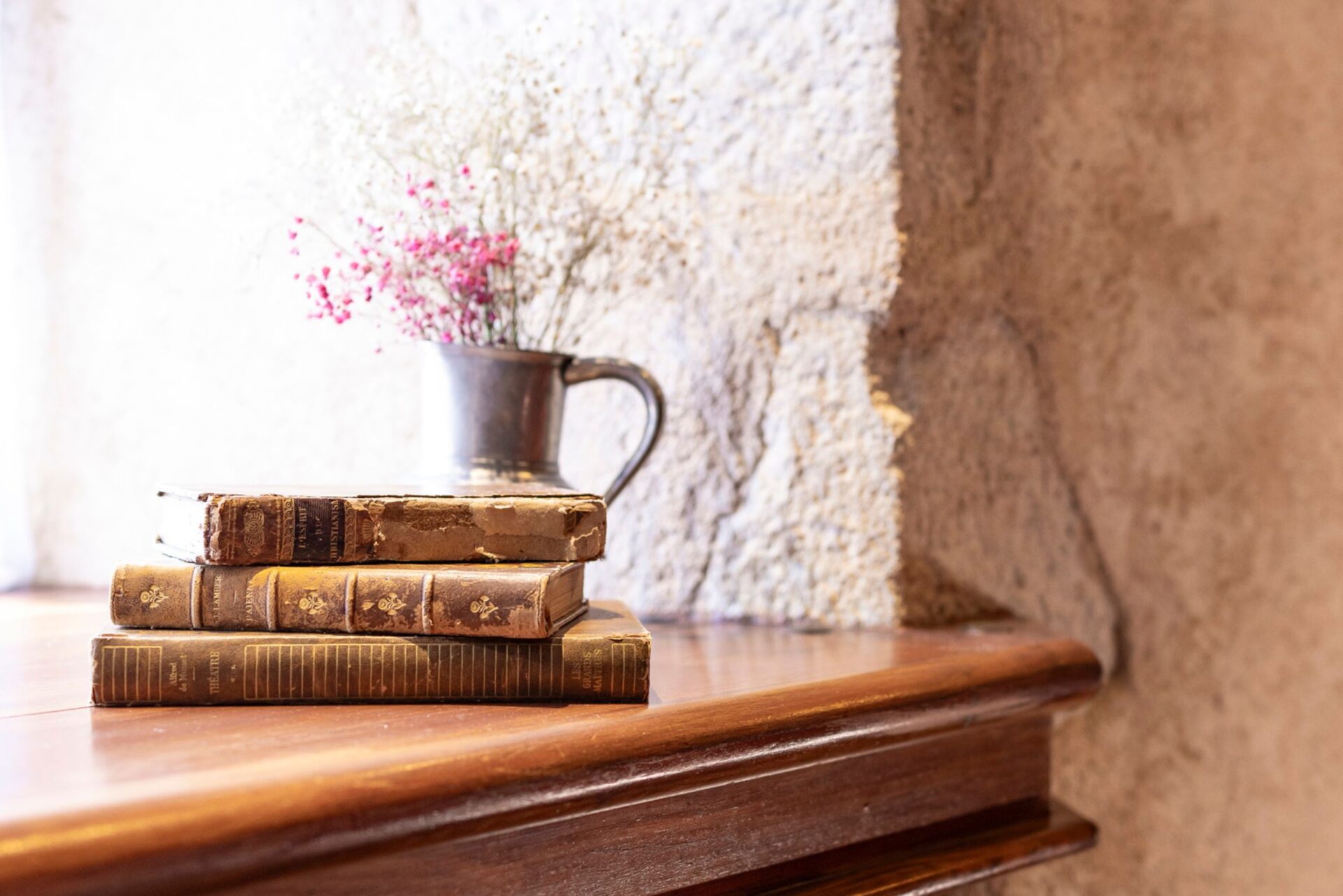 Vieux livre et fleurs décorant la table