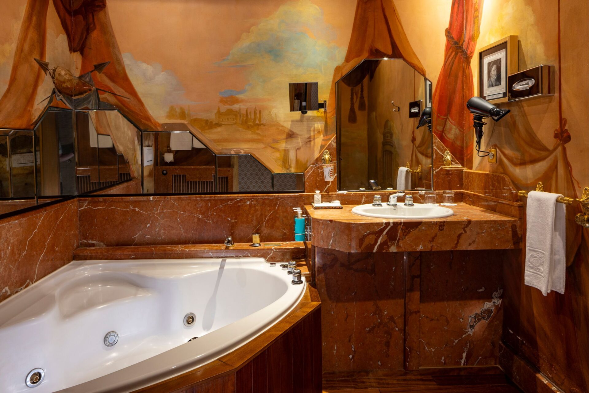 Salle de bain décorée avec peinture murale et marbre