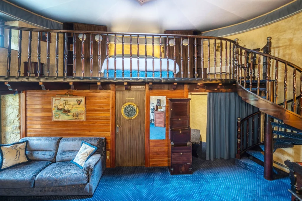 Vue large de la chambre Christophe Colomb montrant la décoration du rez-de-chaussée et de l’étage supérieur