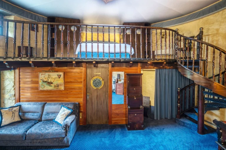 Vue large de la chambre Christophe Colomb montrant la décoration du rez-de-chaussée et de l’étage supérieur