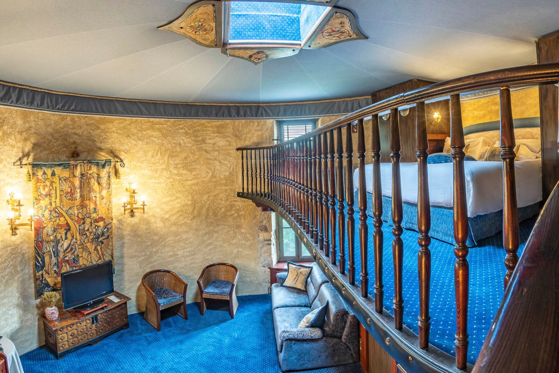 Vue large de la chambre Christophe Colomb montrant la décoration du rez-de-chaussée et de l’étage supérieur