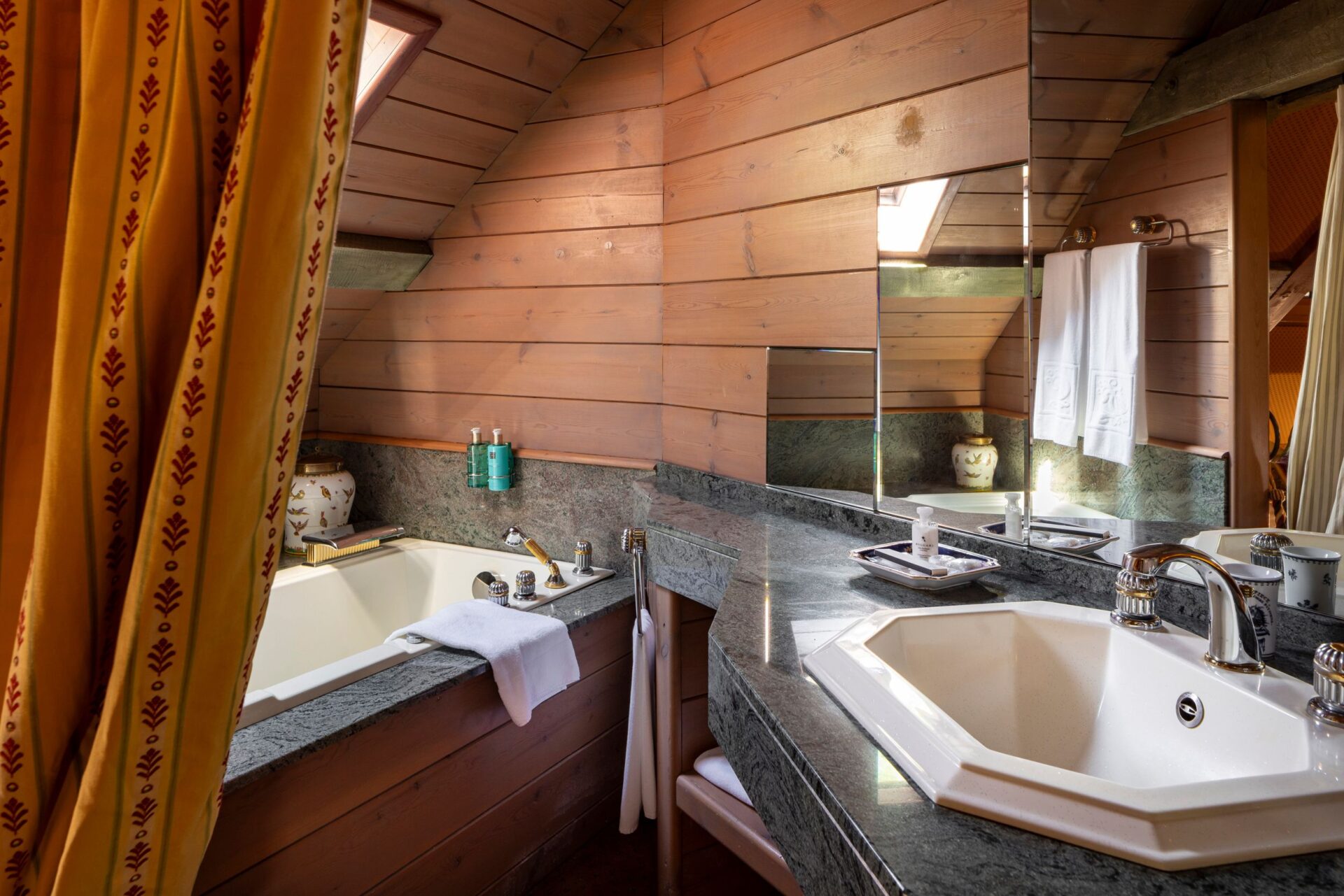 Baignoire et lavabo décorés avec marbre, miroir et bois