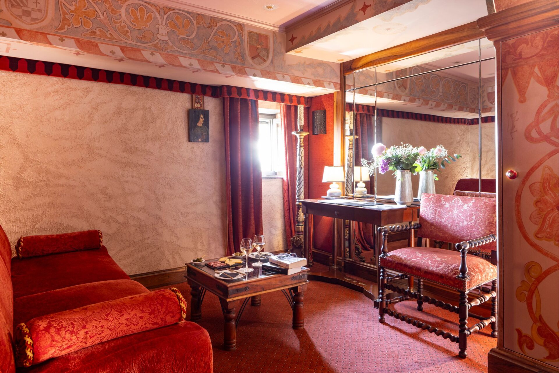 Canapé, mur miroir et lumière venant de la fenêtre dans la chambre Donjon