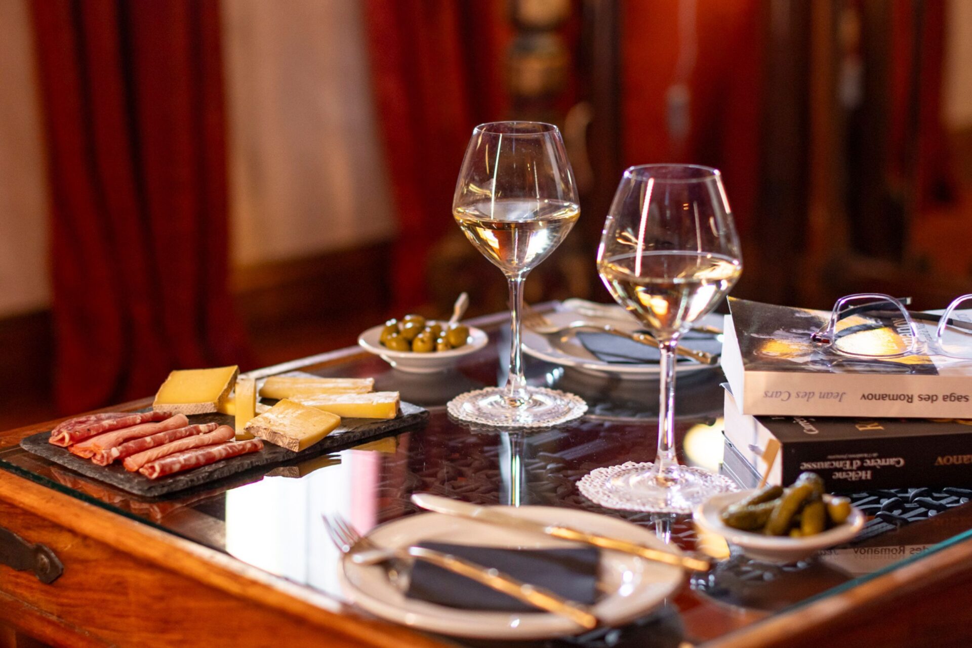 Nourriture, boisson et livre sur la table