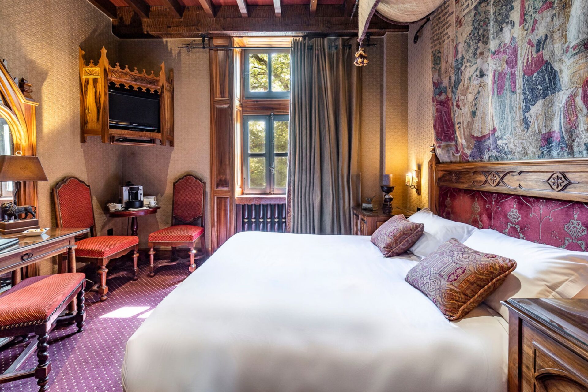 Lit, décorations et vue par la fenêtre dans la chambre François Villon