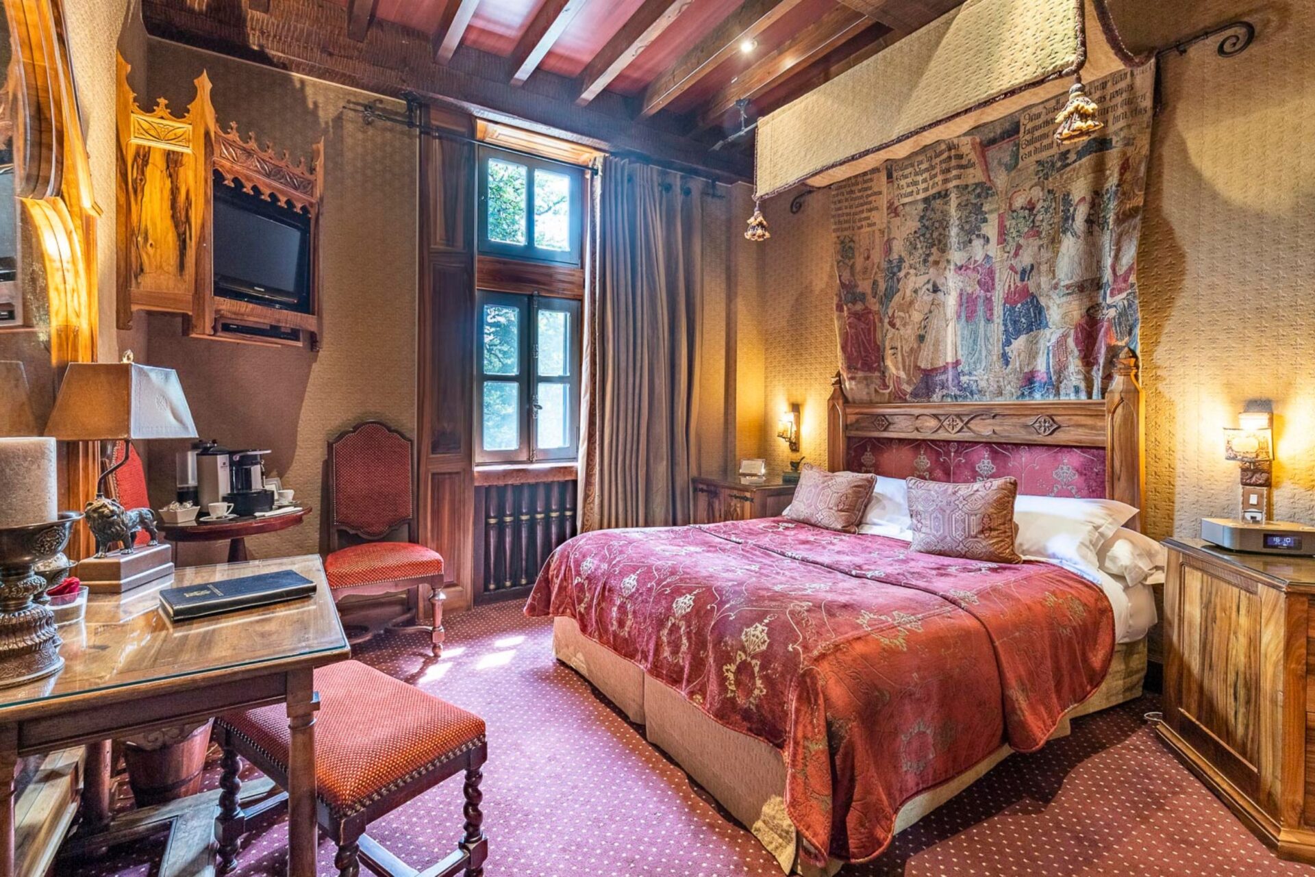 Vue large de la chambre Deluxe François Villon avec une belle peinture décorative.