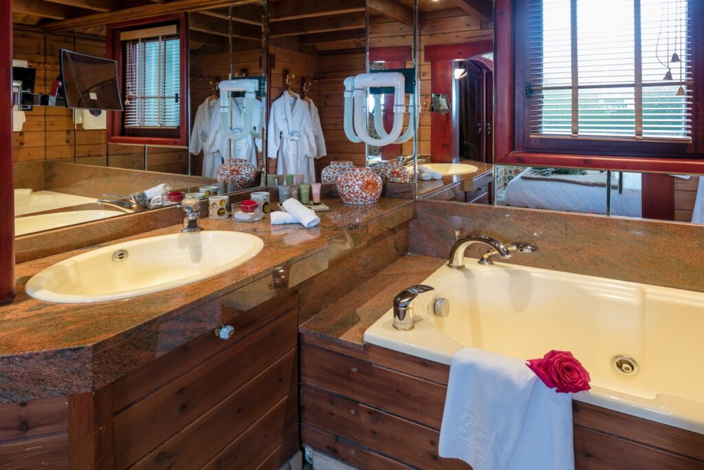 Baignoire et lavabo dans le gîte Myrtille