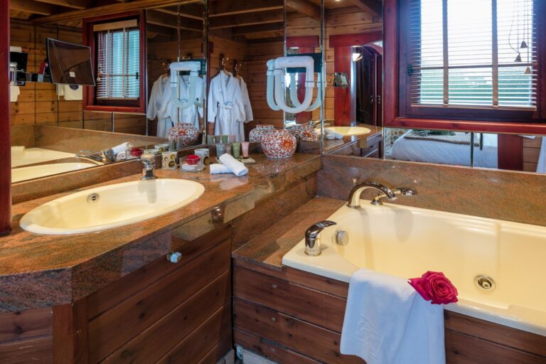 Baignoire et lavabo dans le gîte Myrtille