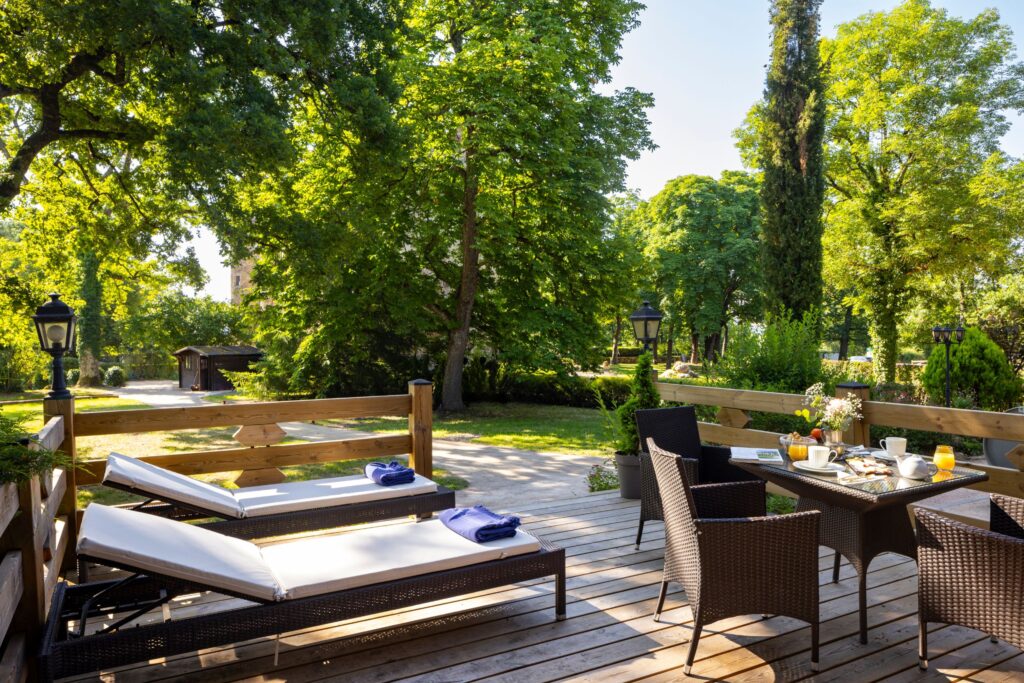 Façade du gîte Myrtille avec transat et table décorée avec des plats