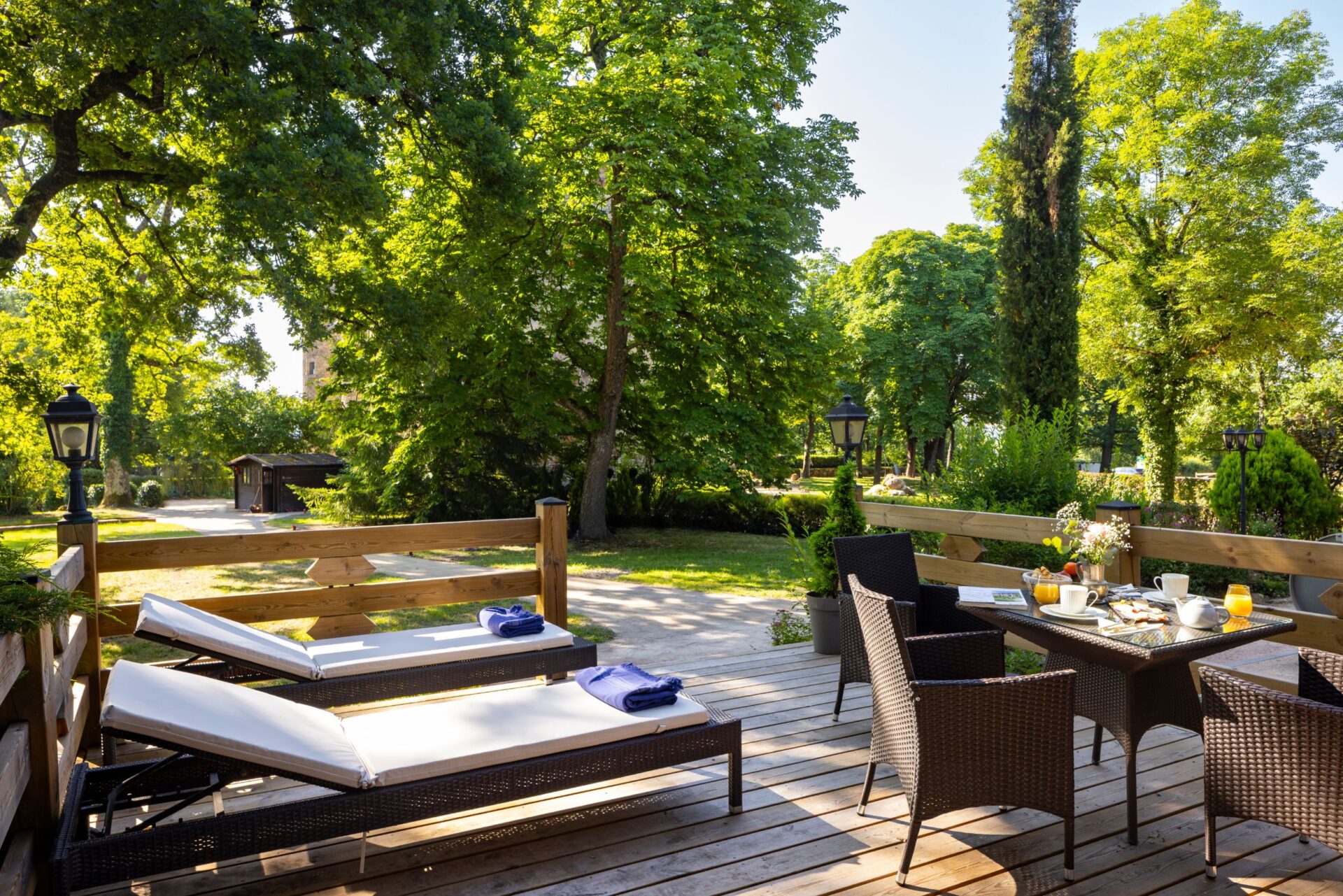 Façade du gîte Myrtille avec transat et table décorée avec des plats