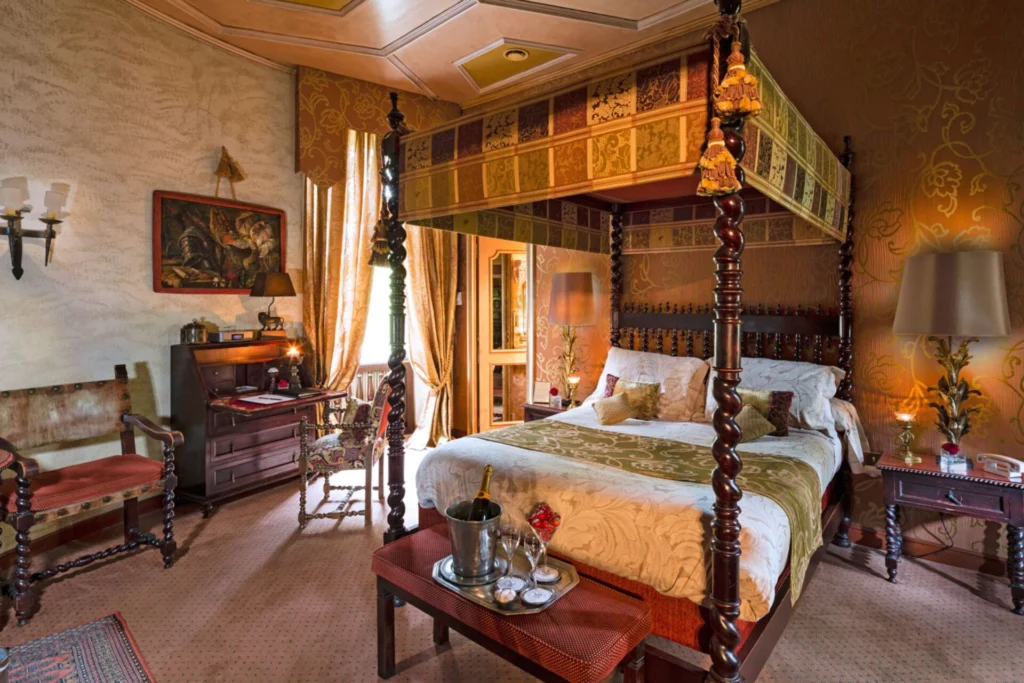 Vue large de la chambre Louis XI