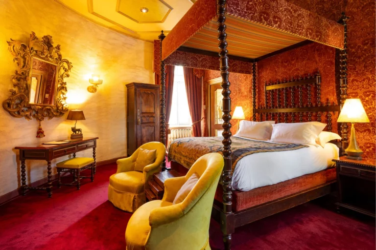 Lit dans la chambre Lucrèce Borgia décoré dans des tons rouges