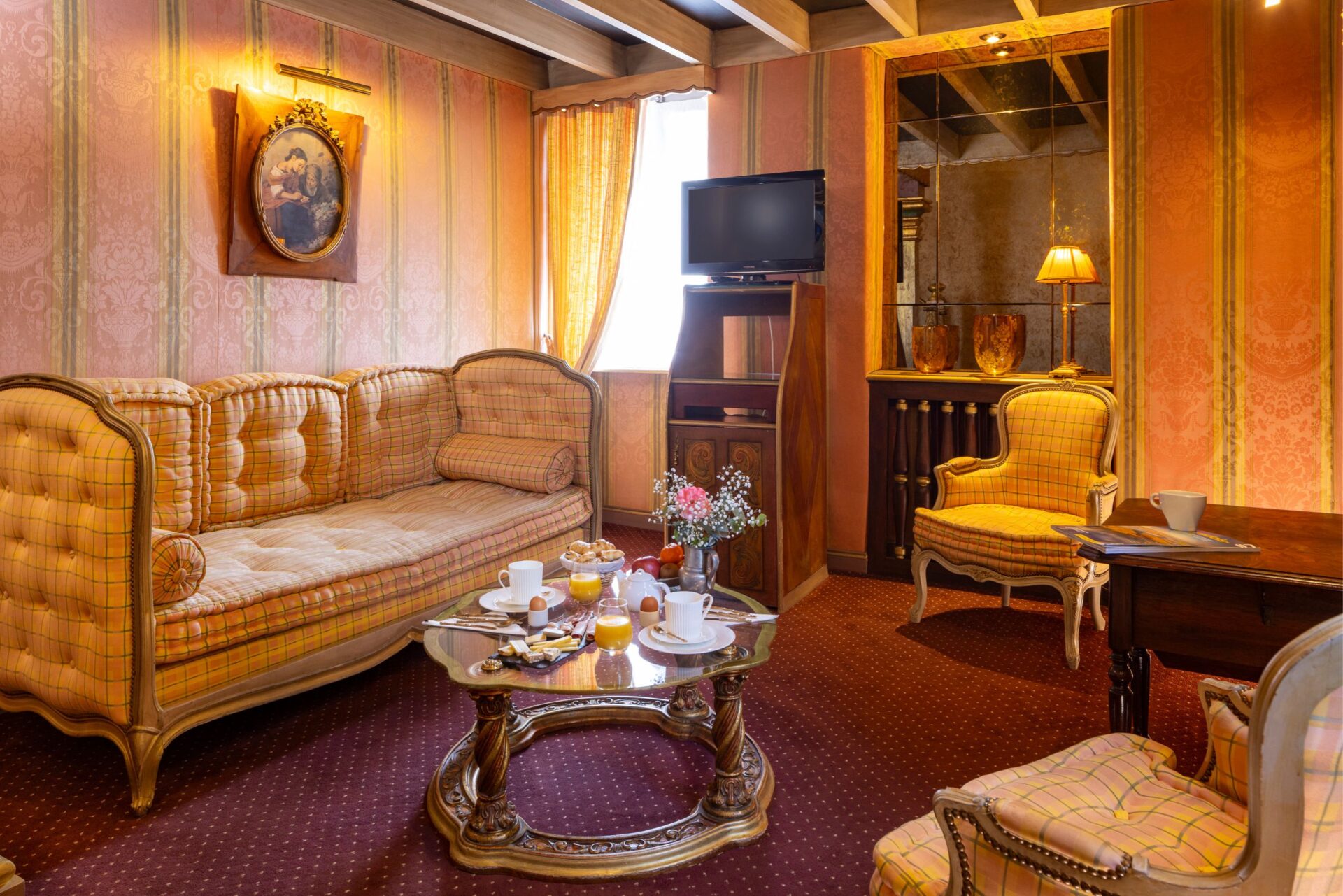 Canapé et décoration dans la chambre Reine Victoria