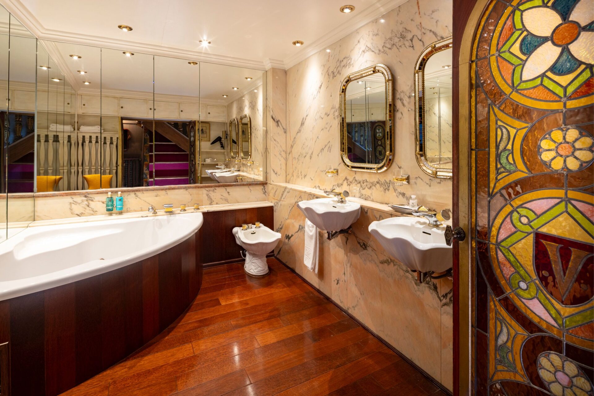 Grande salle de bain avec belle décoration dans la chambre Reine Victoria