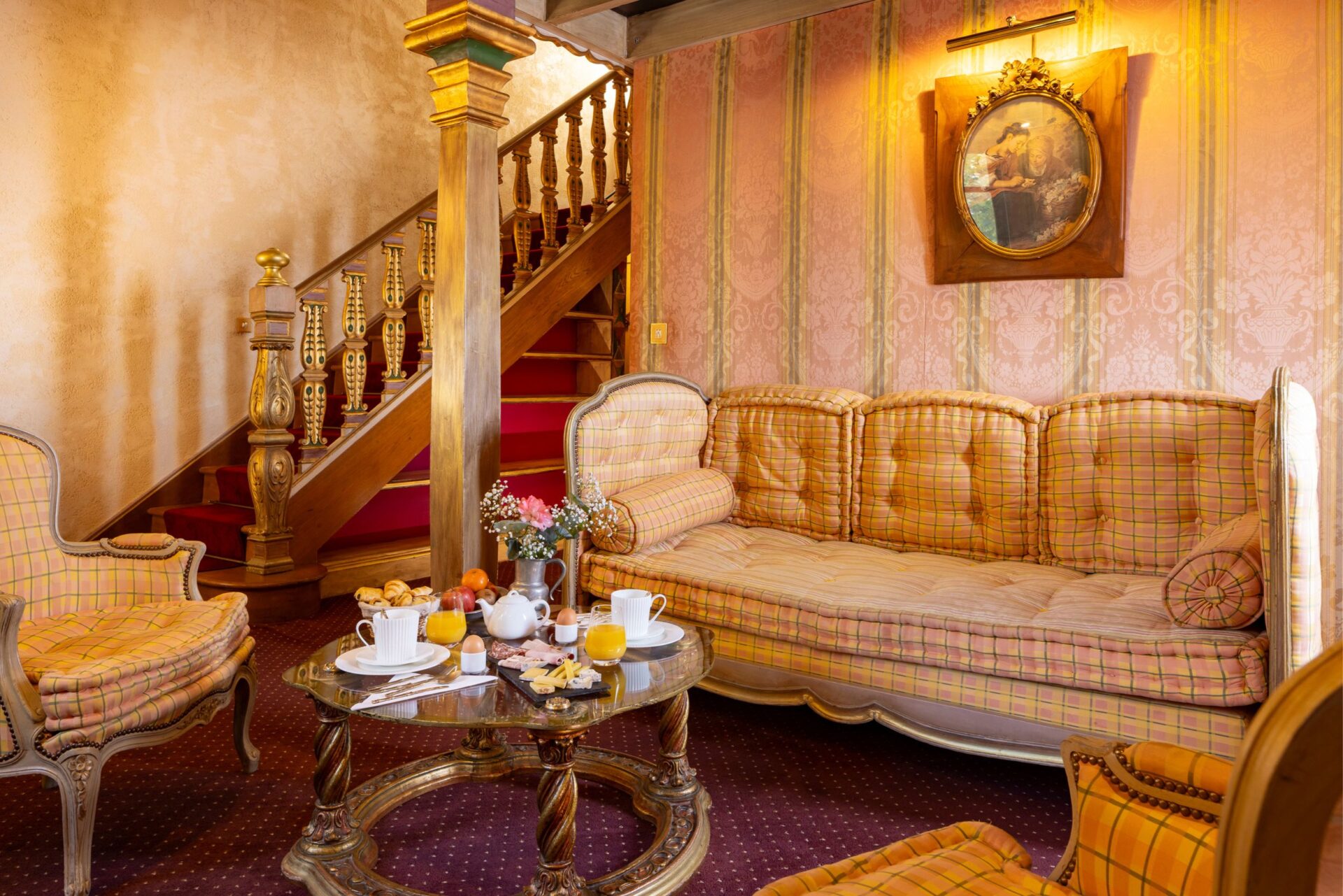 Canapé et décoration dans la chambre Reine Victoria