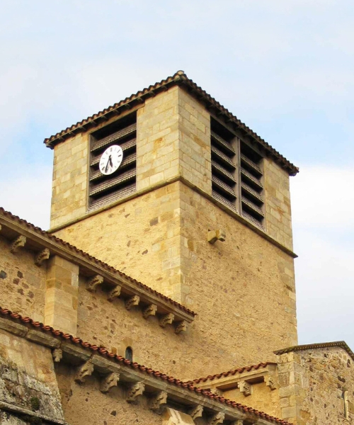 Clocher en pierre d’une église romane en Auvergne avec horlo