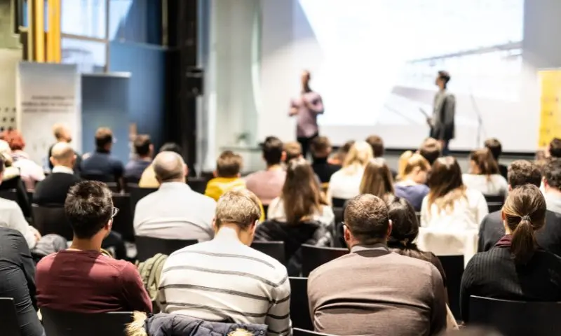 Public assistant à une présentation dans une salle de conférence